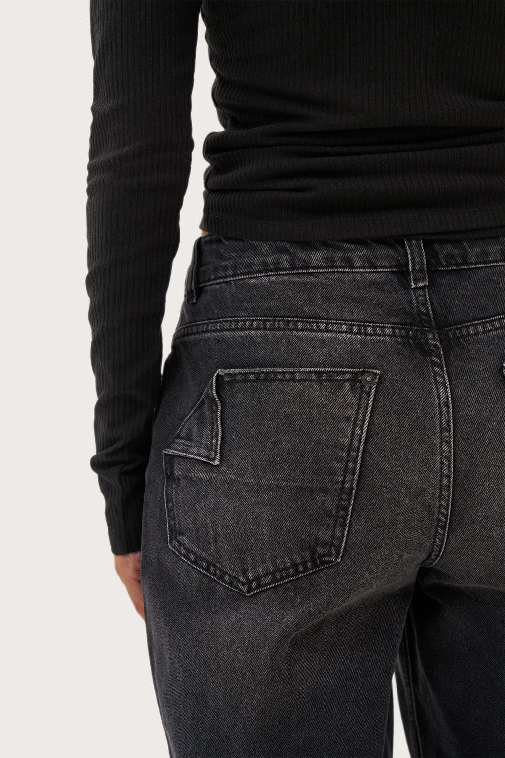 Relaxed V Waist Jeans - Black