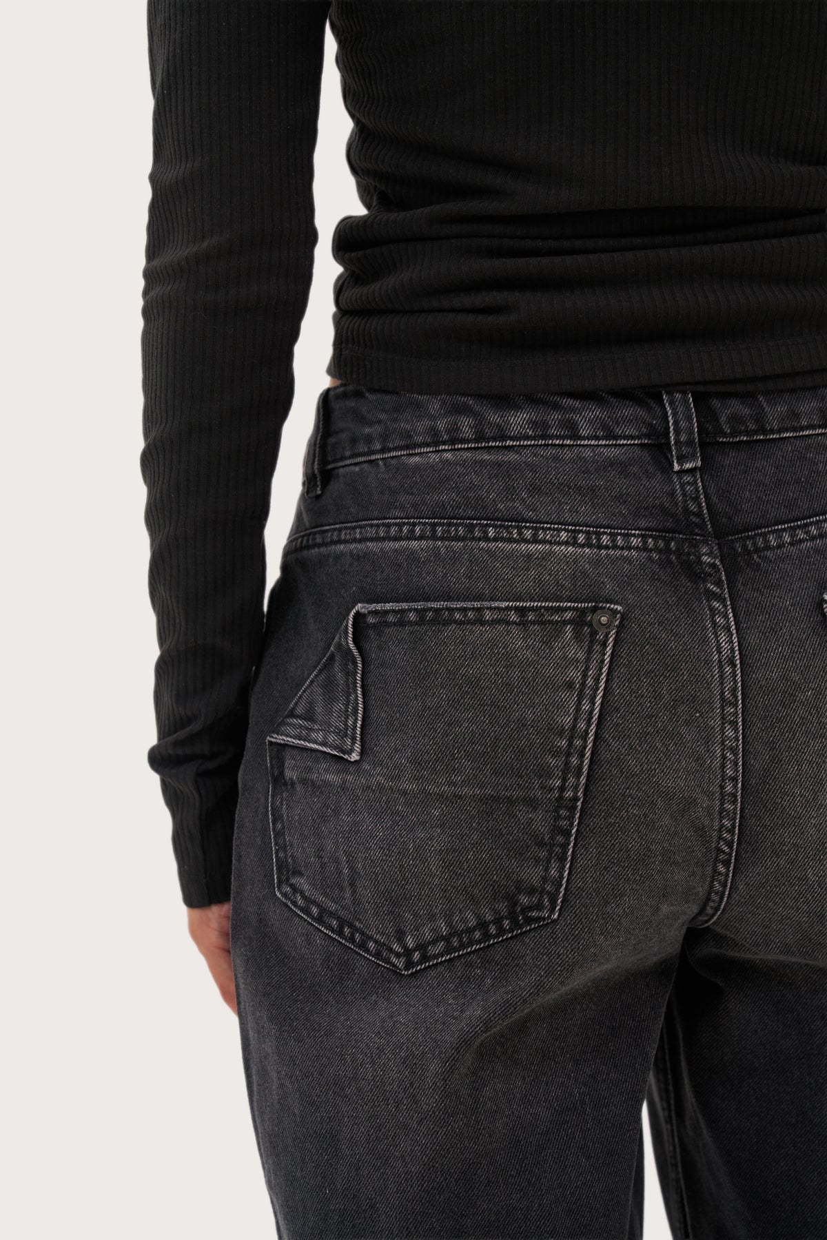 Relaxed V Waist Jeans - Black