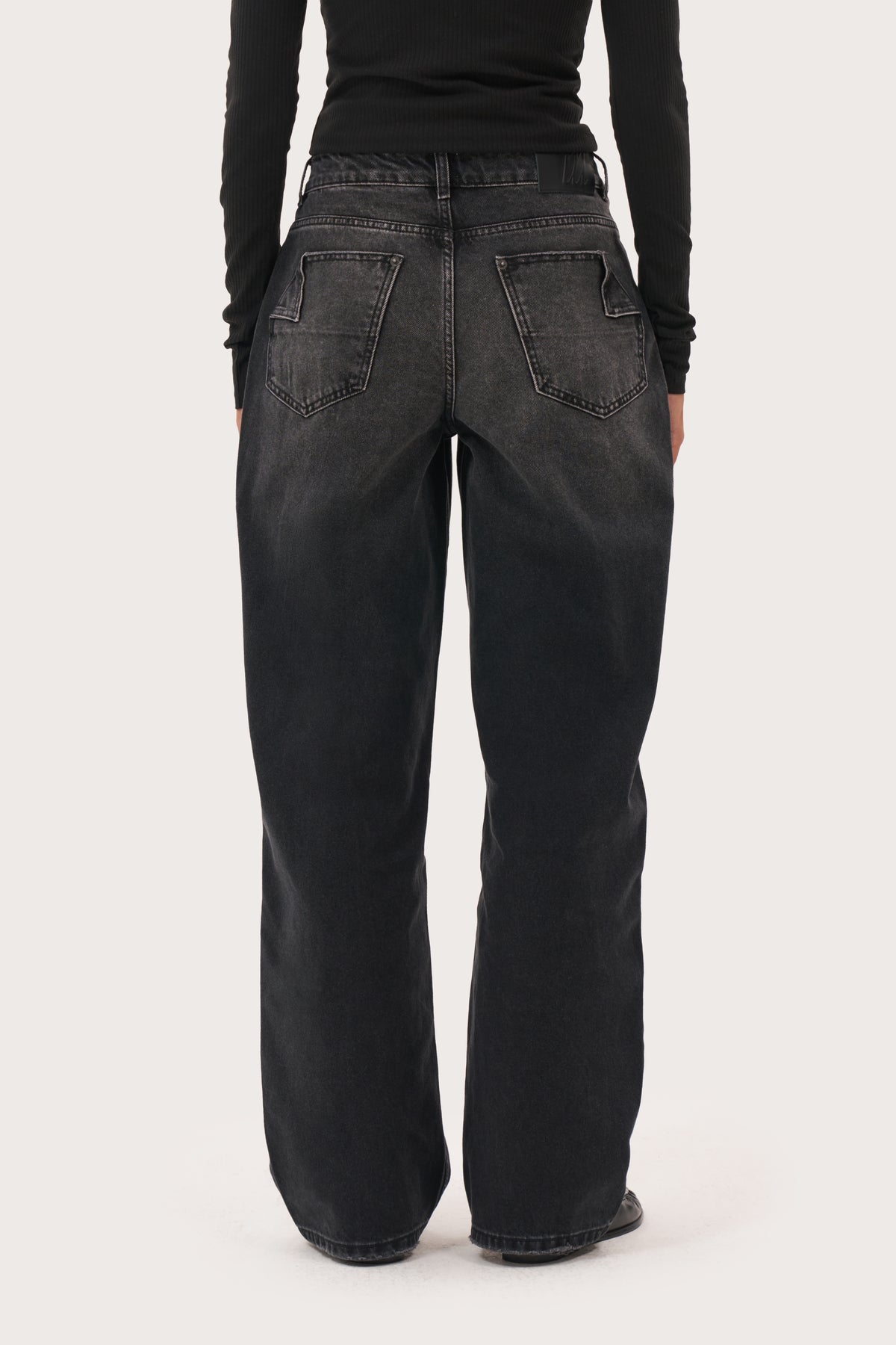 Relaxed V Waist Jeans - Black